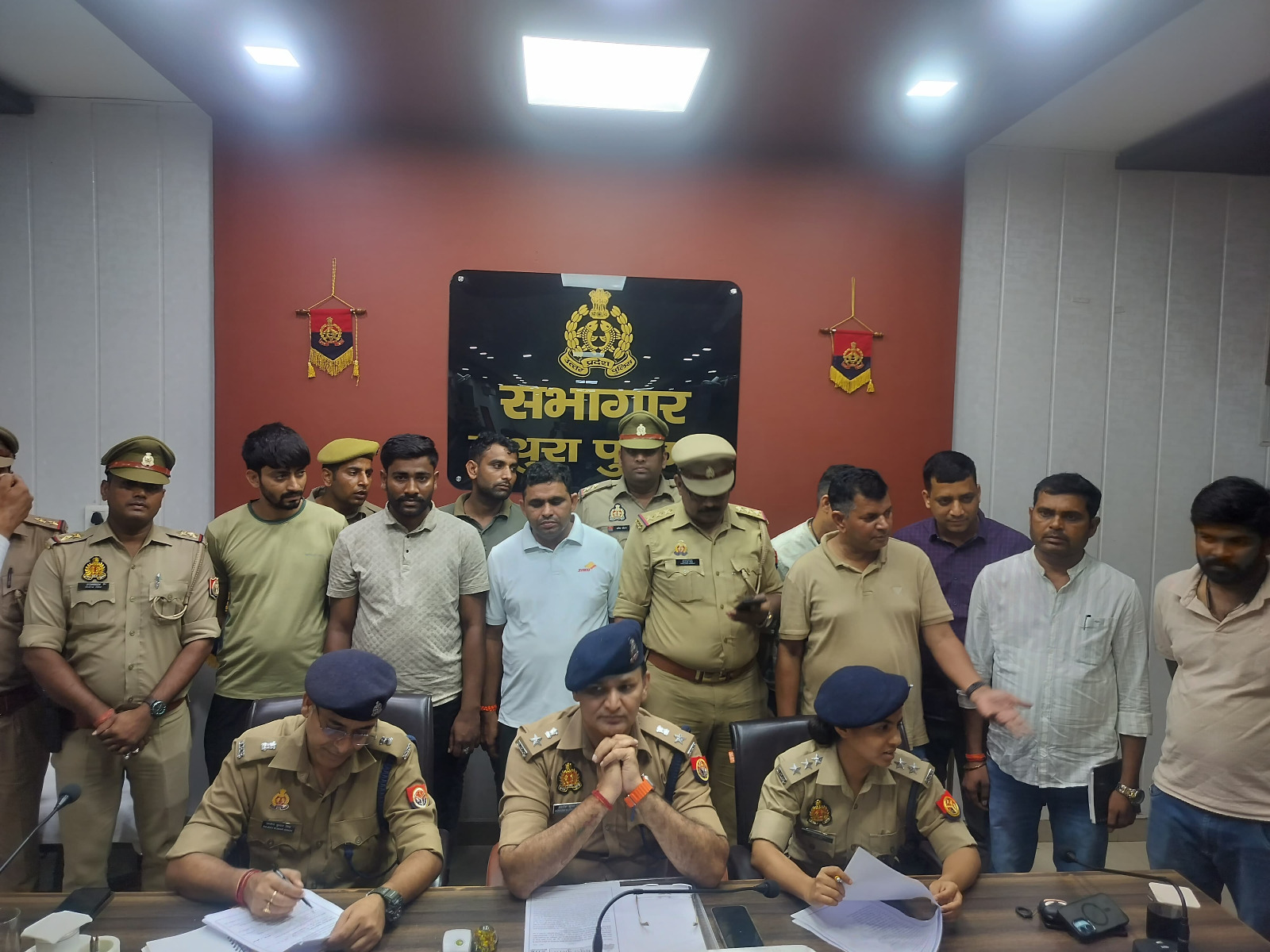 पुलिस की चांदी लुटेरों से हुई मुठभेड़, एक बदमाश की मौत एक घायल चार फरार, लूटी गई 82 किलो चांदी, बरामद