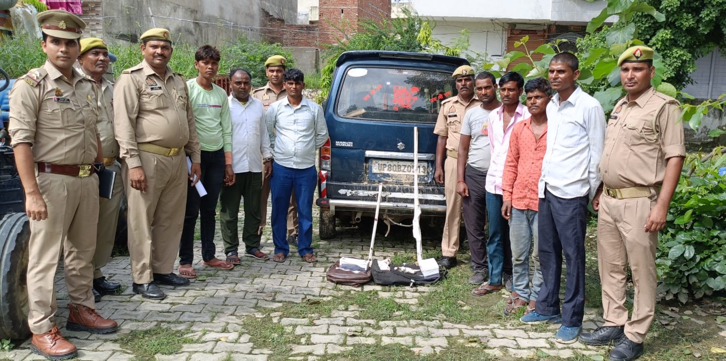 थाना एका पुलिस टीम द्वारा 7 शातिर अभियुक्तगण को डकैती की योजना बनाते हुए पुलिस मुठभेड़ के दौरान किया गया गिरफ्तार