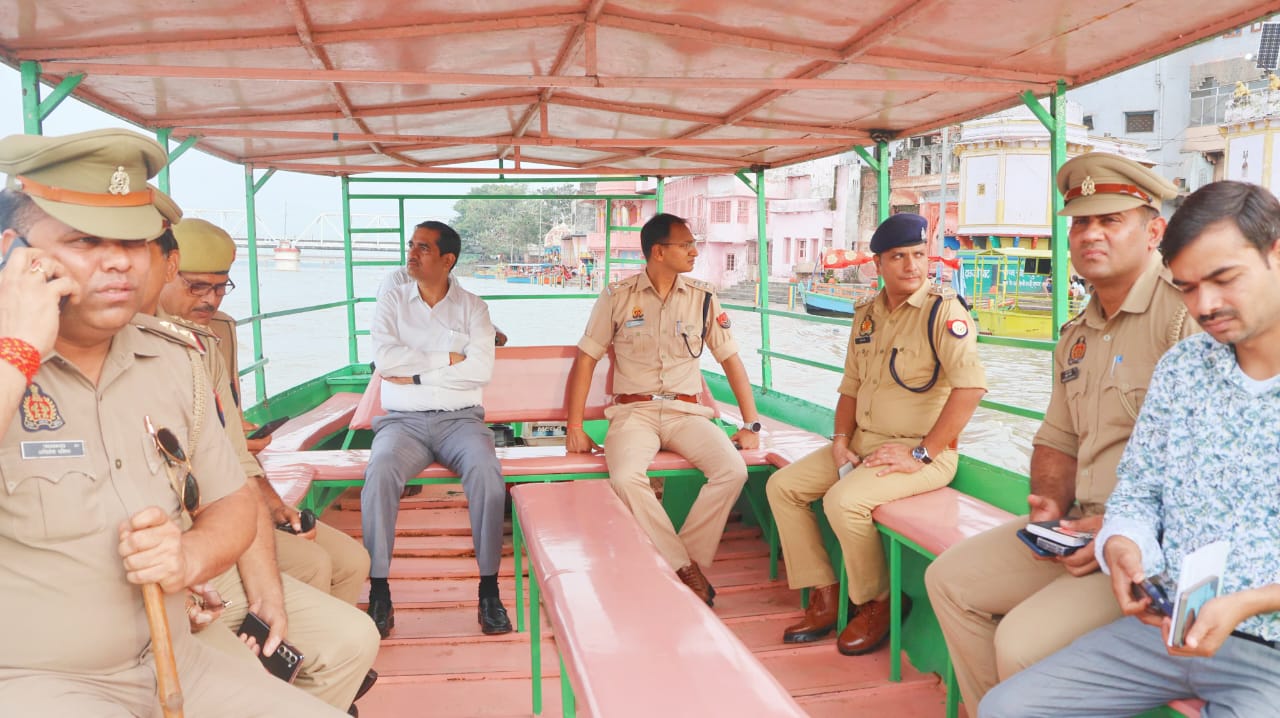 जमुना के बढ़ते जल स्तर को लेकर डीएम और एसएसपी ने नौका से किया निरीक्षण