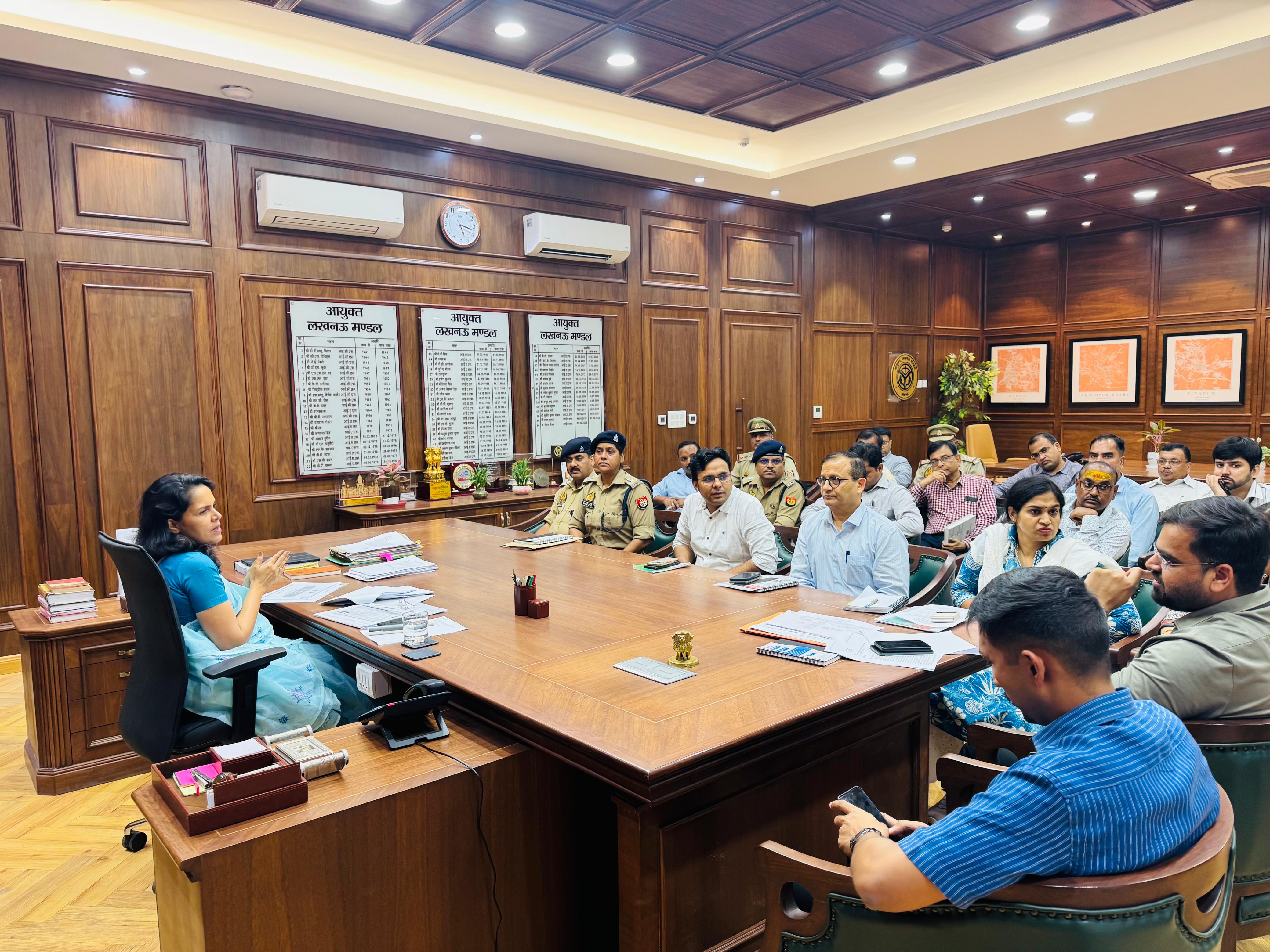 स्वतंत्रता दिवस के कार्यक्रम को भव्य एवं उत्सव के रूप में मनाया जाये-मण्डलायुक्त