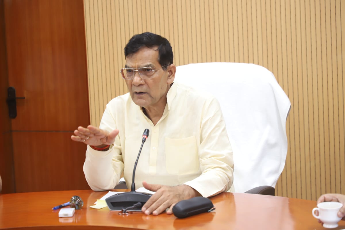 नगर विकास एवं ऊर्जा मंत्री ए.के. शर्मा की अध्यक्षता में  बाढ़ प्रभावित क्षेत्रों में राहत एवं पुनर्वास कार्य की समीक्षा बैठक संगम सभागार में संपन्न