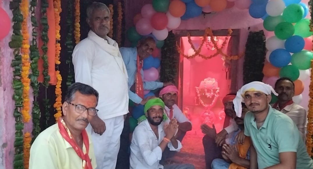 भोले बाबा के प्राचीन मंदिर पर प्रसाद वितरण कार्यक्रम का आयोजन