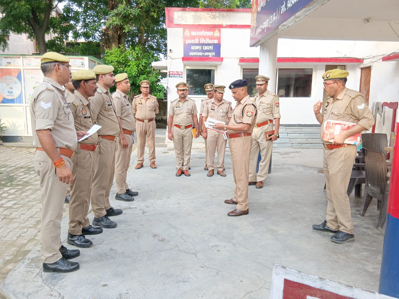 सुरेश चंद्र रावत अपर पुलिस अधीक्षक ग्रामीण द्वारा थाना छाता में समस्त बीट पुलिस अधिकारियों की बीट बुक चेक किया