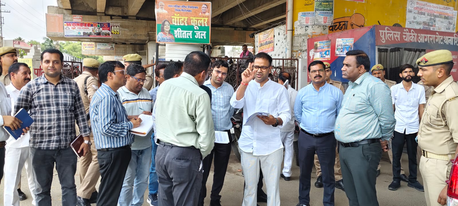 जिलाधिकारी रमेश रंजन एवं मुख्य विकास अधिकारी शत्रोहन वैश्य के साथ जनपद के बिभिन्न स्थानो का किया निरीक्षण