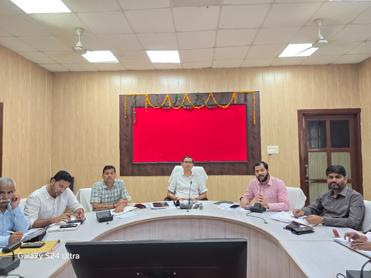 हर घर तिरंगा अभियान को लेकर डीएम ने अधिकारियों के साथ की बैठक, तिरंगा अभियान को लेकर अधिकारियों को दिए निर्देश