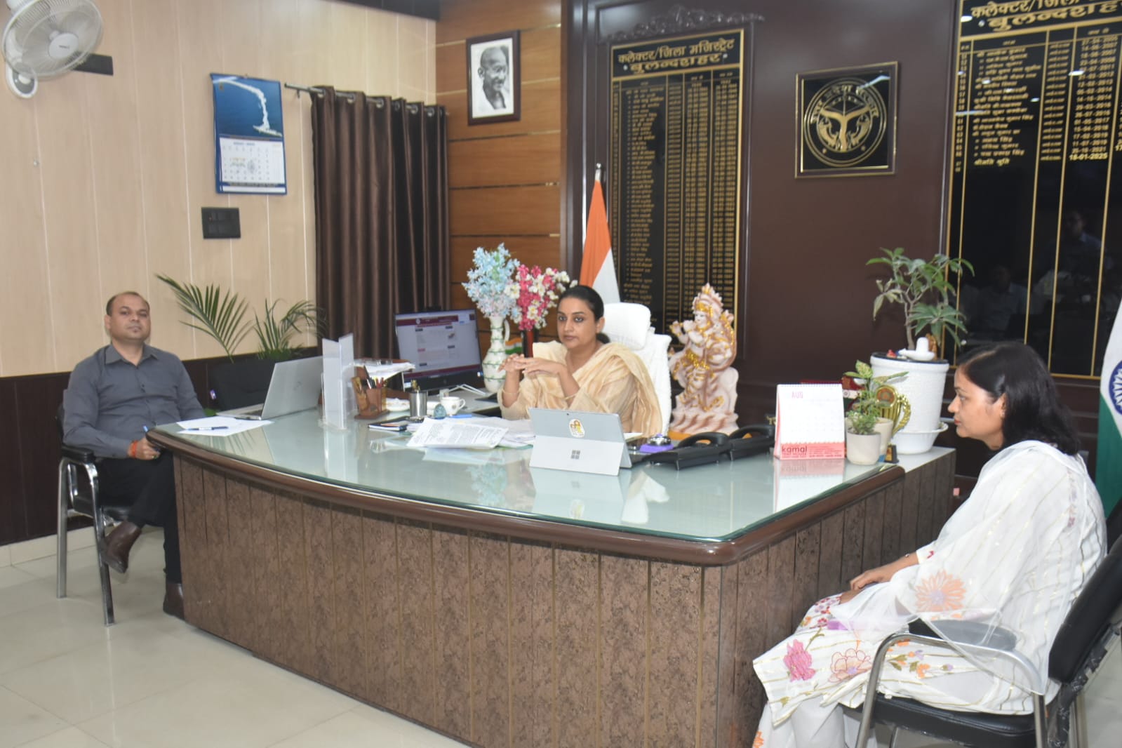 जिलाधिकारी की अध्यक्षता में अधिकारियों की बैठक हुई संपन्न