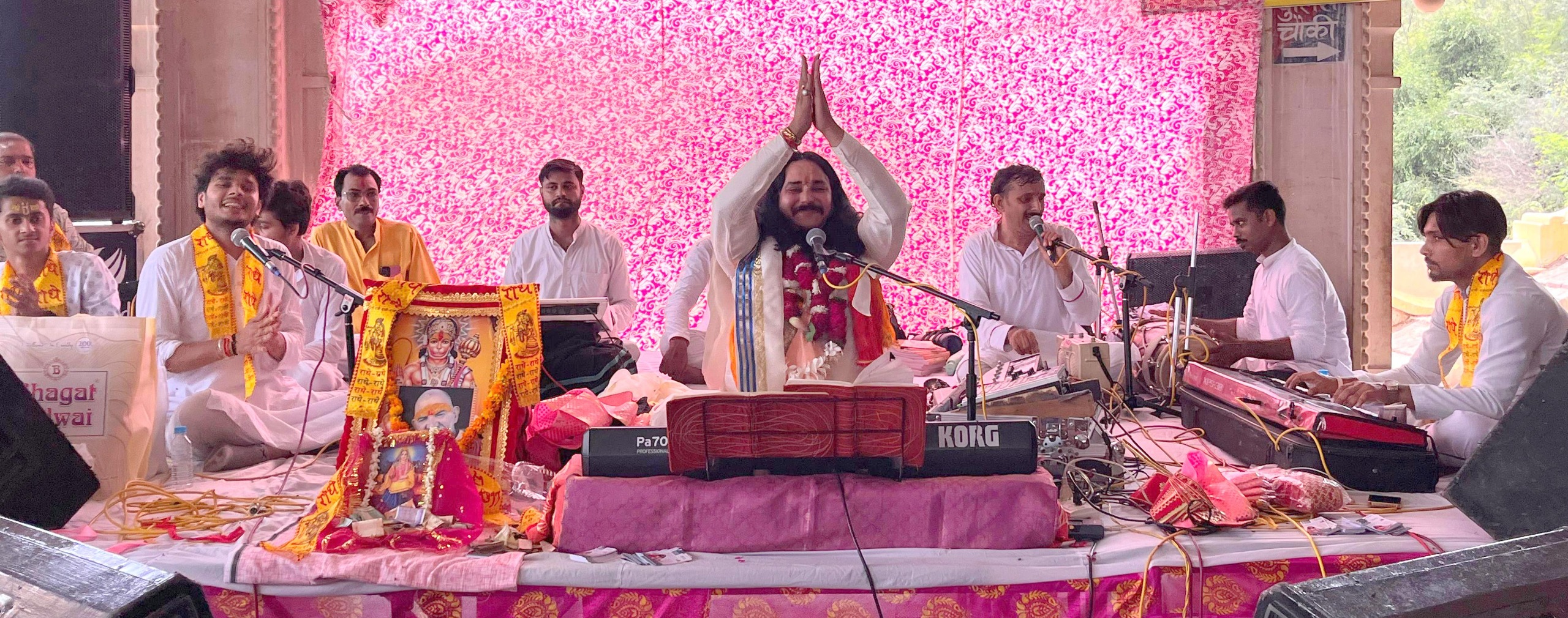 श्री लाड़ली जू मंदिर पर भजन संध्या में झूमे श्रद्धालु