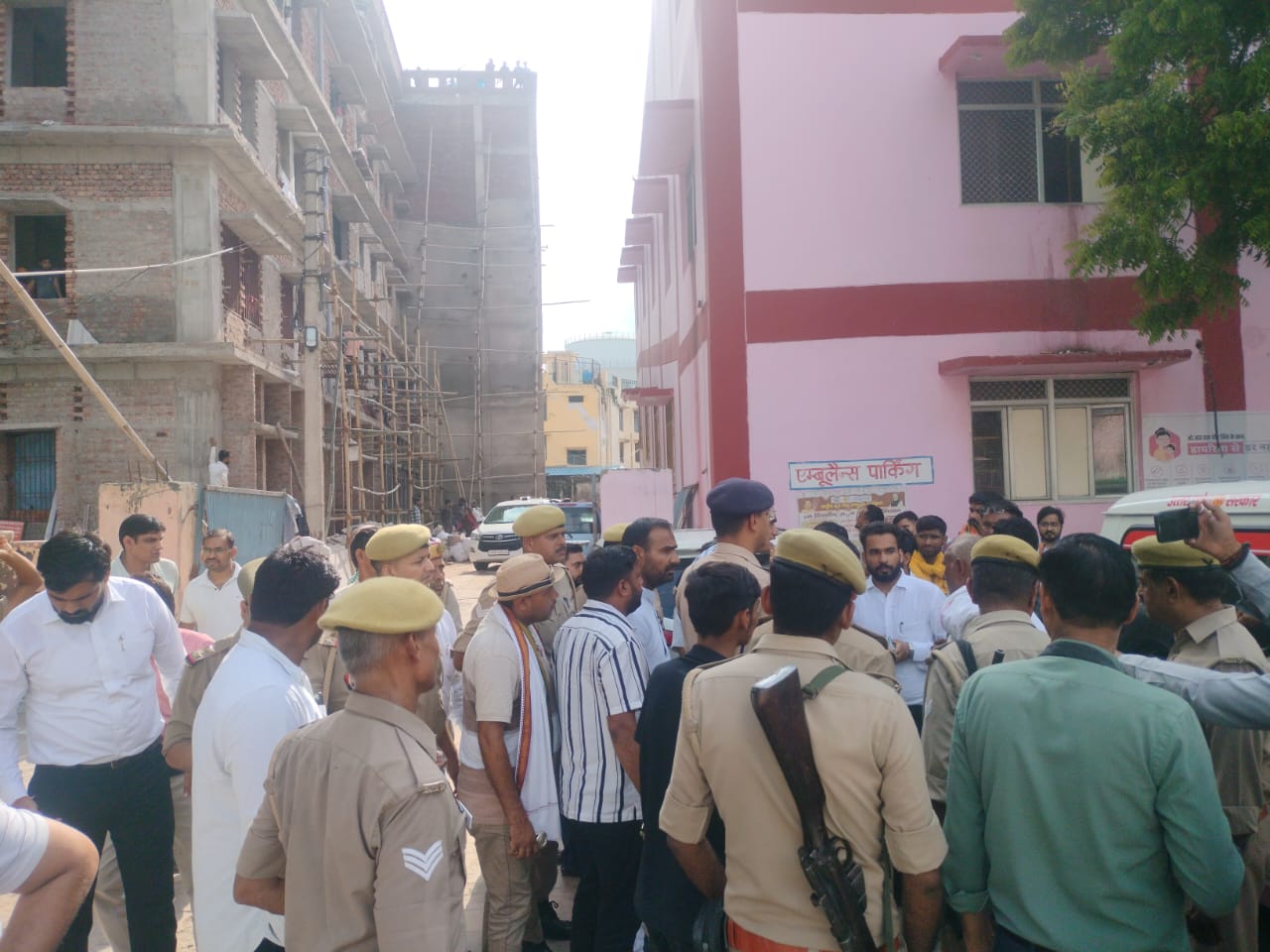 जमीन खाली कराने को विवाद, ससुर -बहू आग से झुलसे, पूर्व जिला पंचायत अध्यक्ष पर जलाने का आरोप