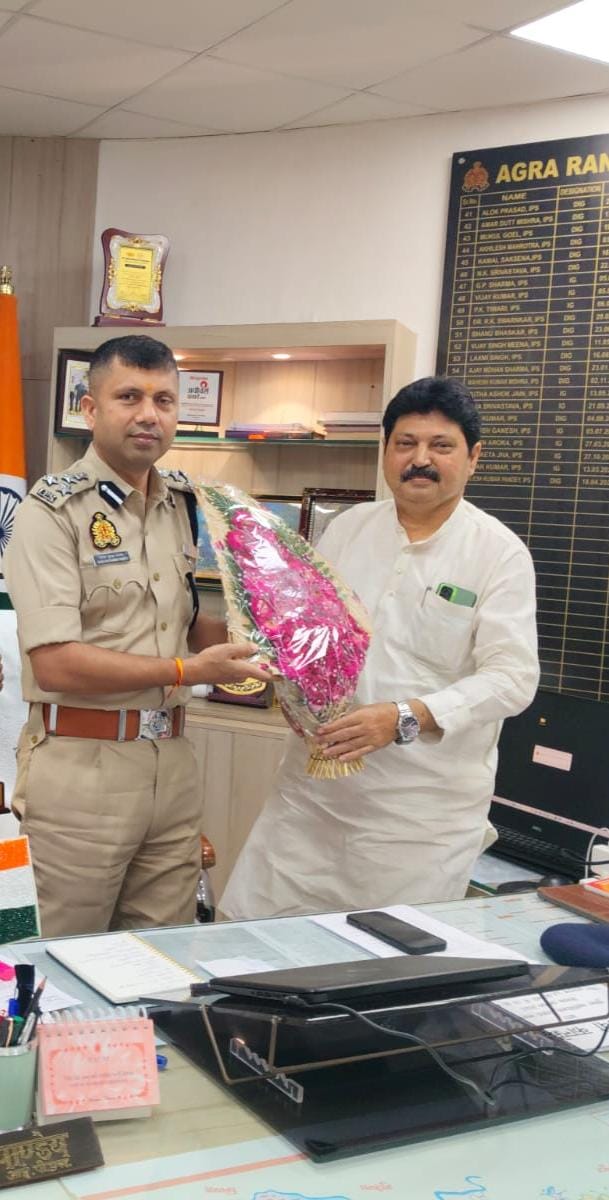 उप महानिरीक्षक आगरा रेंज आगरा आफिस मे हिकमत अल्ला खान समाज सेवी अध्यक्ष ने की मुलाकात