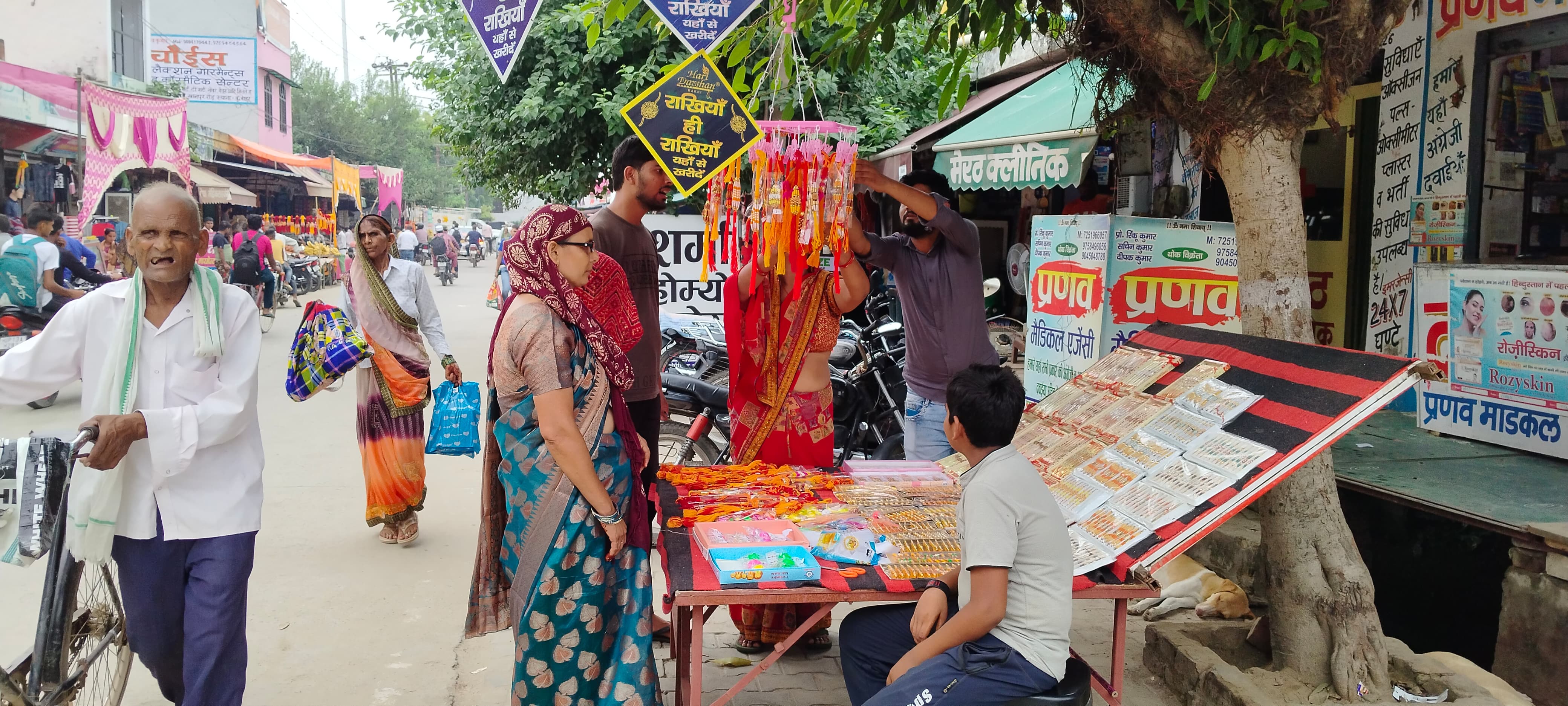 रक्षाबंधन को लेकर बाजारों में होने लगी है राखियों की खरीदारी