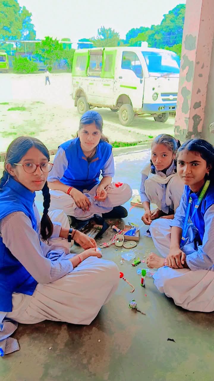 छात्राओं ने अपने स्कूली सहपाठी भाईयों को राखी बांधकर धूमधाम से मनाया रक्षाबंधन पर्व