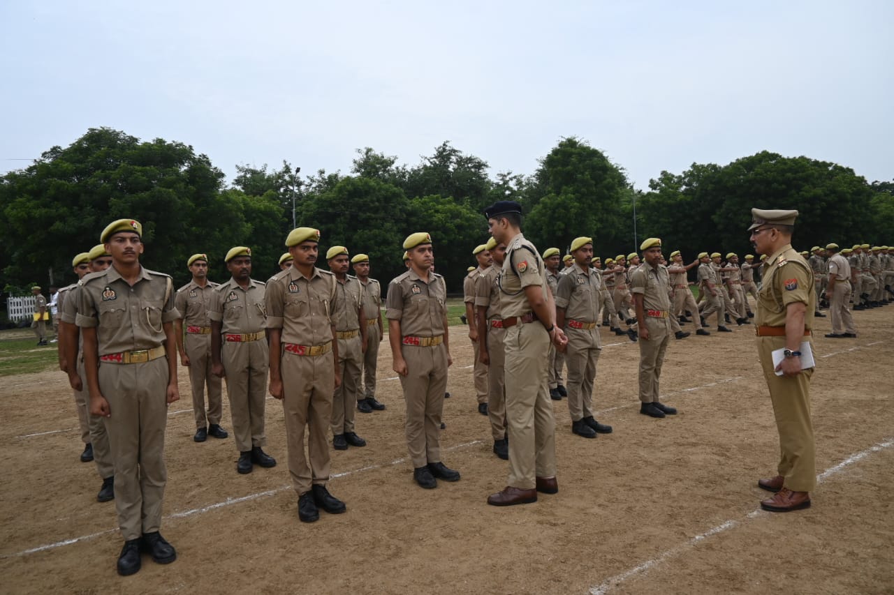 वरिष्ठ पुलिस अधीक्षक फिरोजाबाद द्वारा रिजर्व पुलिस लाइन में शुक्रवार परेड की ली गई सलामी
