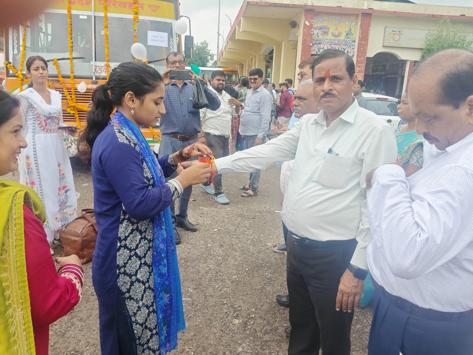 रक्षाबंधन के पावन पर्व पर आई एस बीटी बस स्टेशन पर महाप्रबंधक ब्रह्मप्रकाश अग्रवाल ने बहनों से बंधवाई राखी