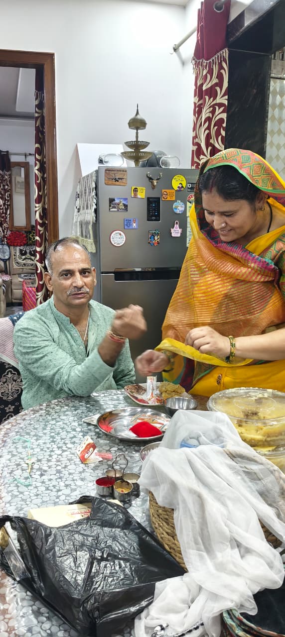 गोवर्धन में बहिनों ने भाईयो के कलाईयो पर बांधा प्यार का धागा