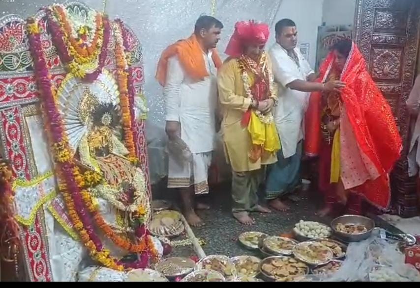 राजस्थान सरकार के मुख्यसचिव परिवार सहित पहुंचे गिर्राज महाराज की शरण मे