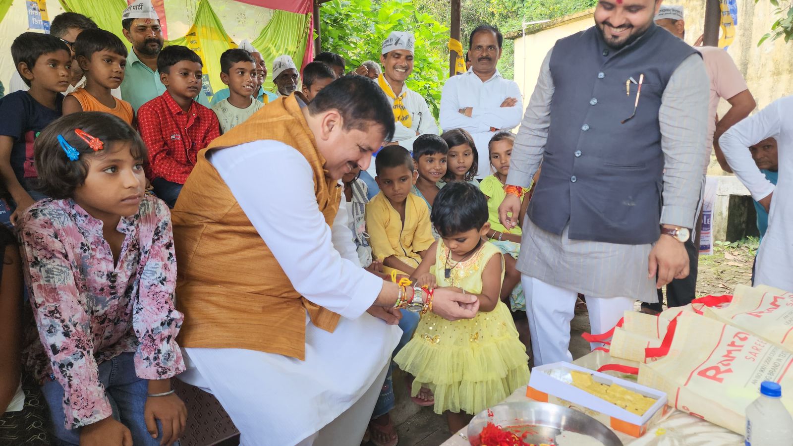 रक्षाबंधन पर मासूमों ने बांधी राखी, संजय सिंह से स्कूल बचाने की लगाई गुहार