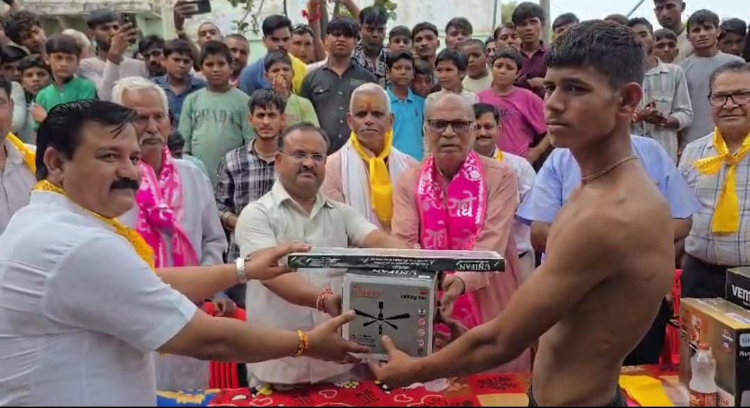 तैराकी प्रतियोगिता में अनिल, राहुल रहे अव्वल, विजेताओं को किया पुरस्कृत