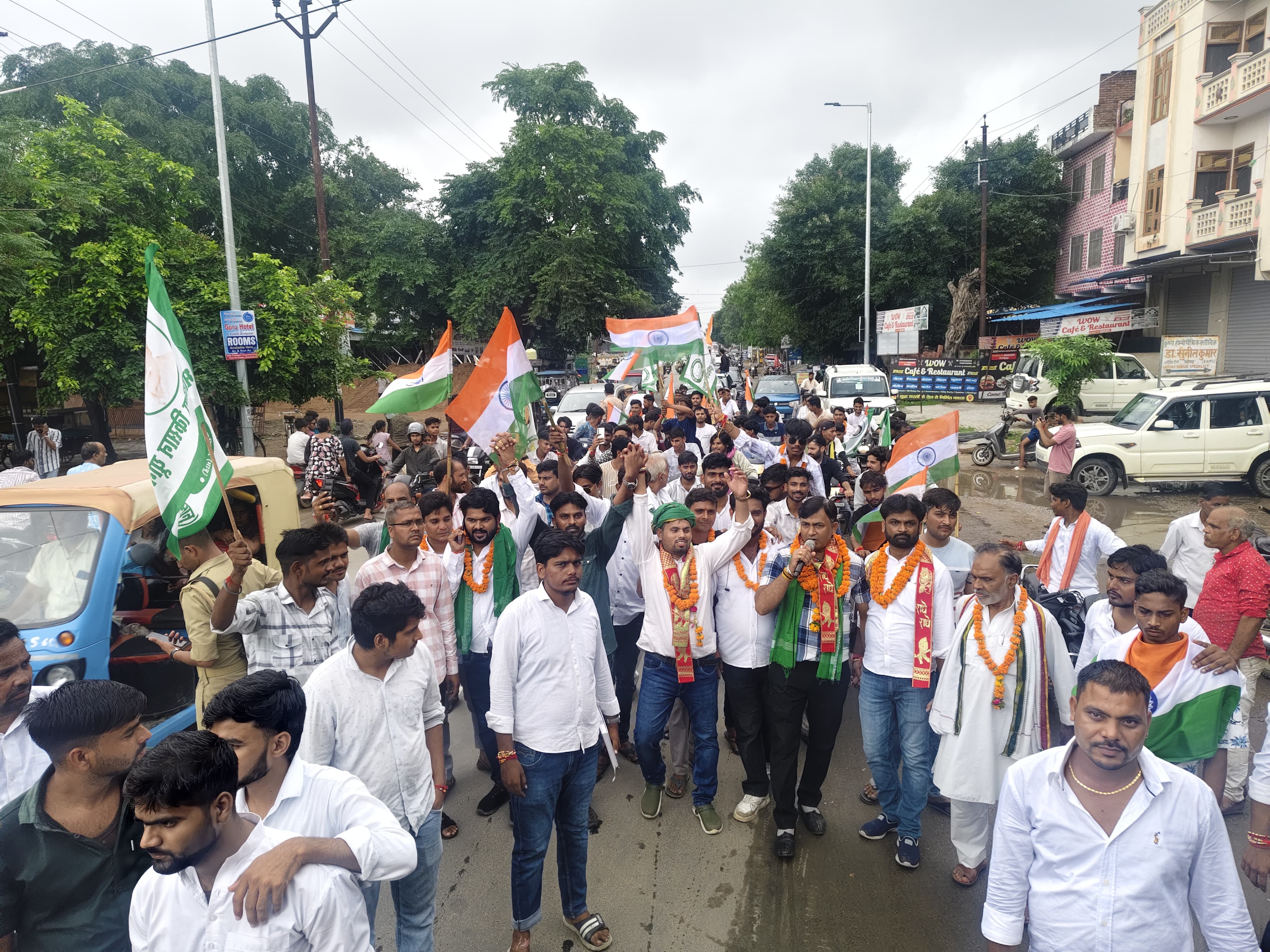 भारतीय किसान यूनियन भानू के कार्यकर्ताओ ने शिकोहाबाद मे तिरंगा यात्रा निकाली