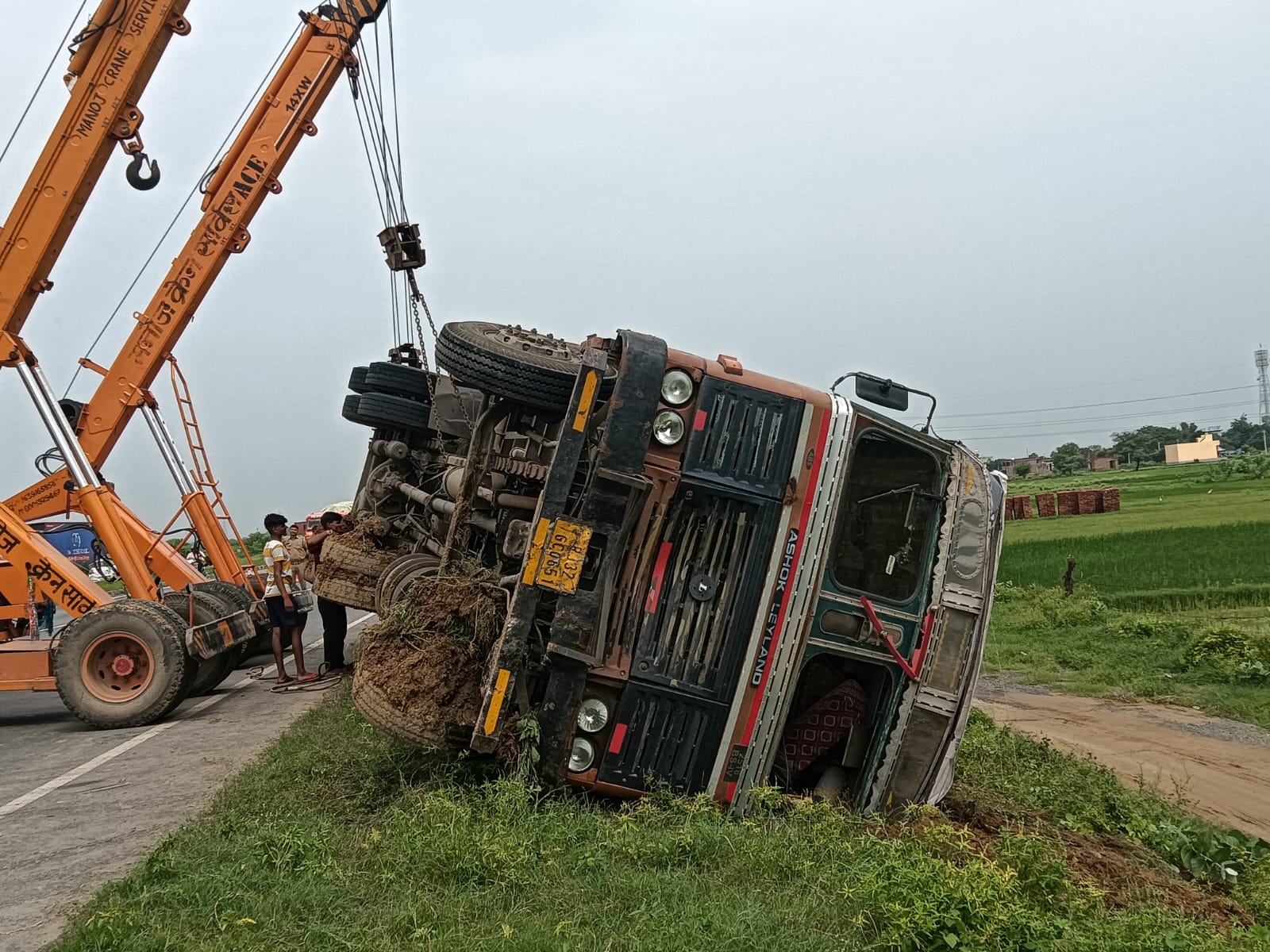 थाना मक्खनपुर नया वाईपास थुनपई के पास हुई वंद वाँडी कनेक्टर और वाईक से भिडन्त