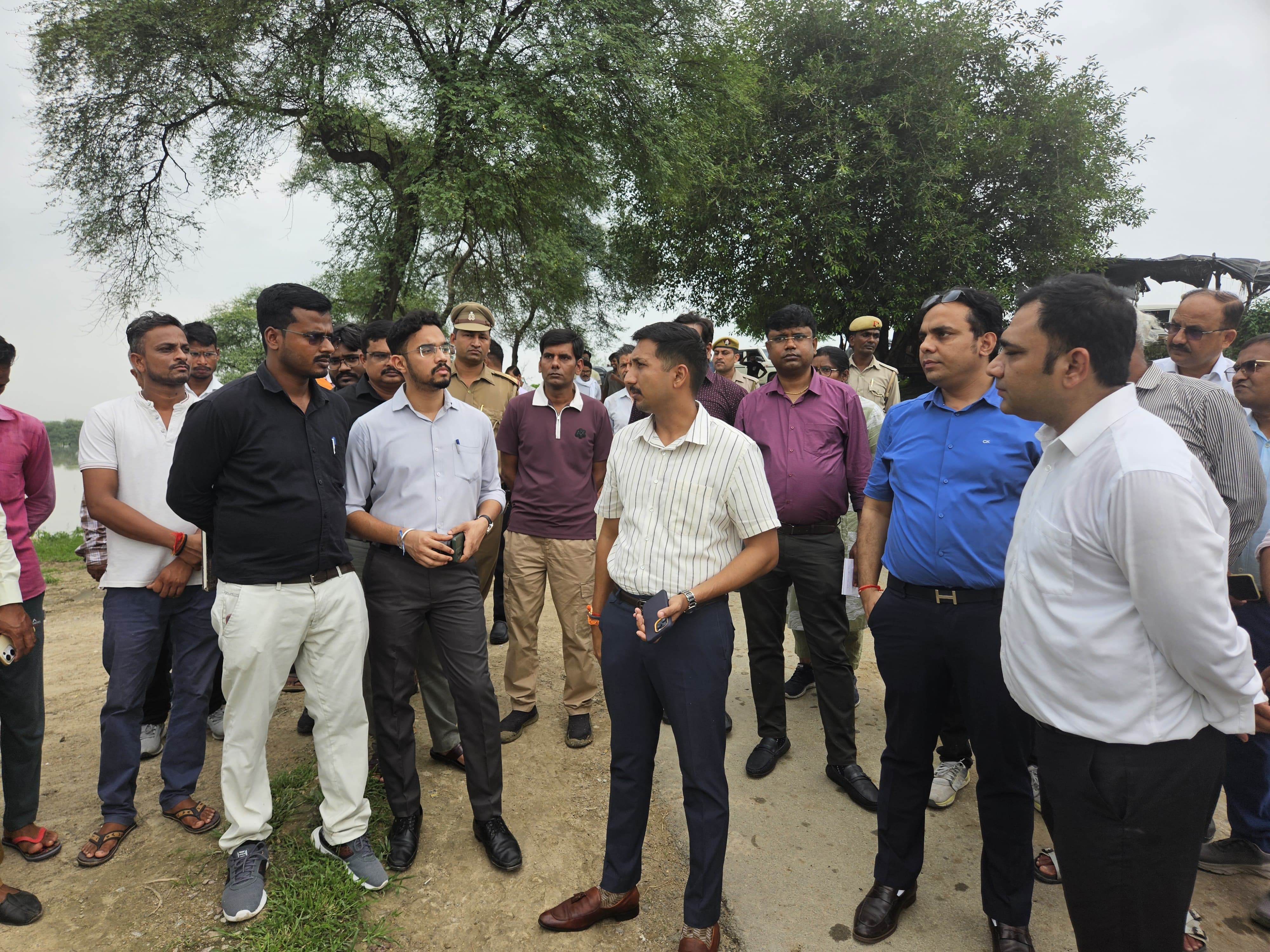 जिलाधिकारी विशाख जी0 द्वारा बाढ़ की संभावना एवं बढ़ते हुए जल स्तर के दृष्टिगत व्यवस्थाओं का लिया जायज़ा