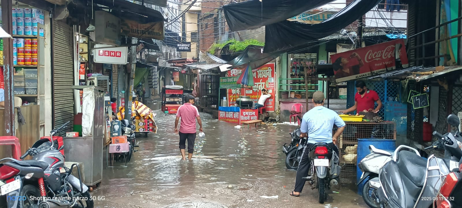 नगर निगम के एसी कमरों में बड़ी-बड़ी ऊंची गद्देदार कुर्सियों पर बैठने वाले अधिकारी कब शहर की जनता का हाल जानने की कोशिश करेंगे
