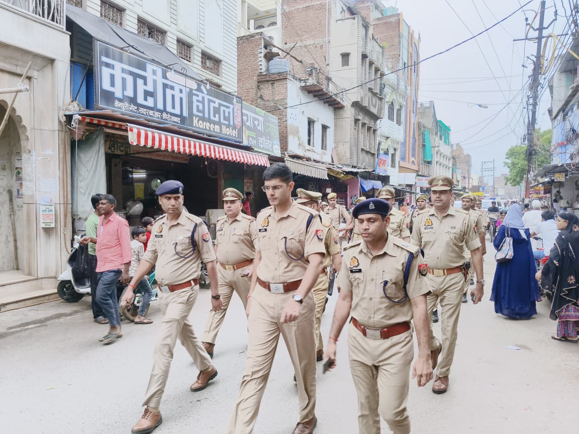 15 अगस्त के मद्देनजर एवं भीड़ भाड  वाले क्षेत्रो मे वरिष्ठ पुलिस अधीक्षक द्वारा किया पैदल गश्त