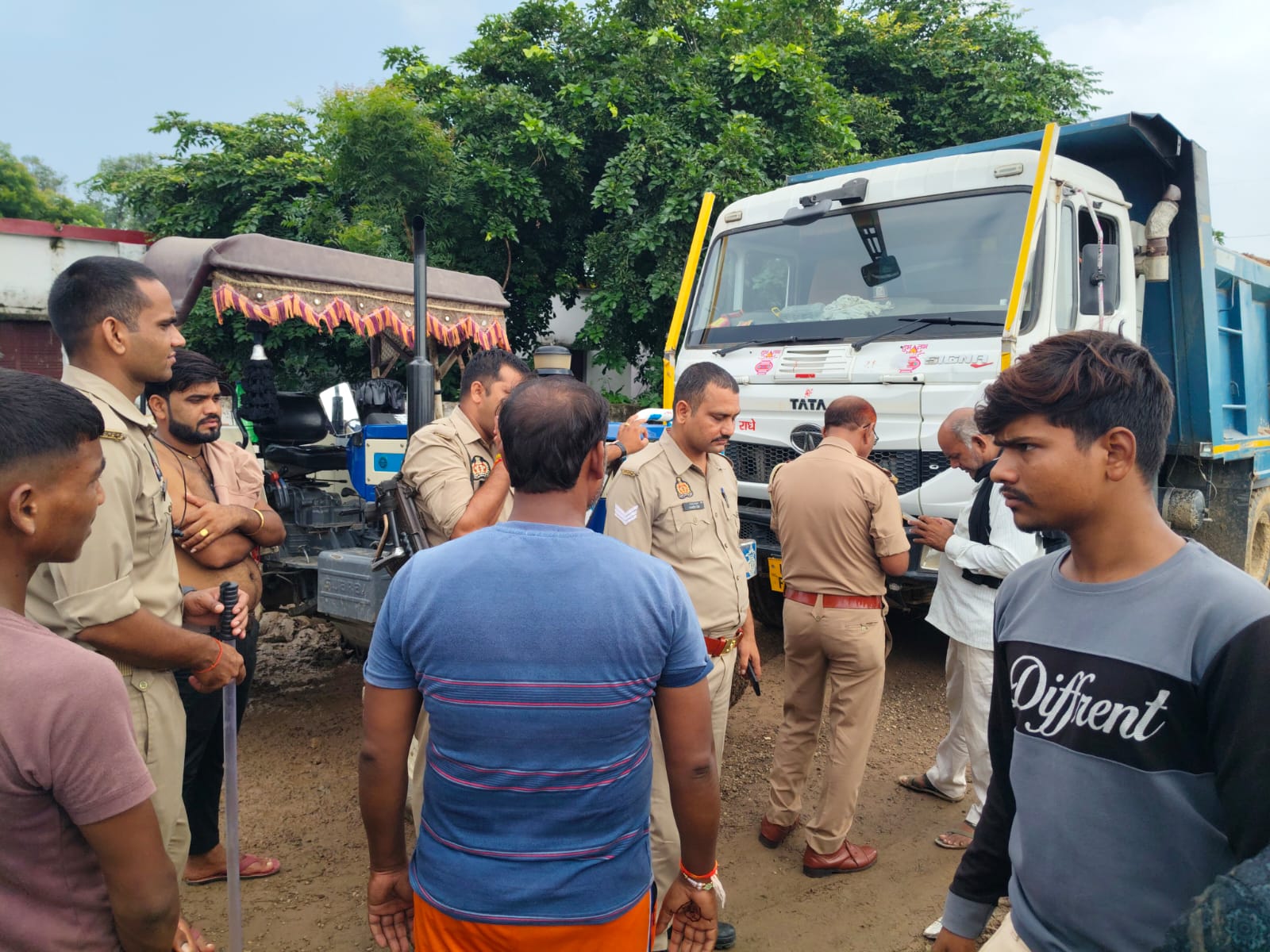 शिकोहाबाद ने अबैध मिट्टी खनन के विरोध मे ग्रामीणों ने रूपसपुर से खैरगढ़ जाने का रास्ता जाम किया