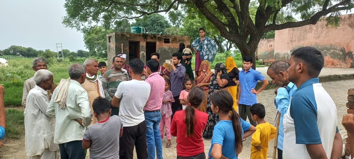 विकास खंड फरह के गांव बधाया में पुराने खड़ंजा पर आर सीसी नही होने दे रहे दबंगों