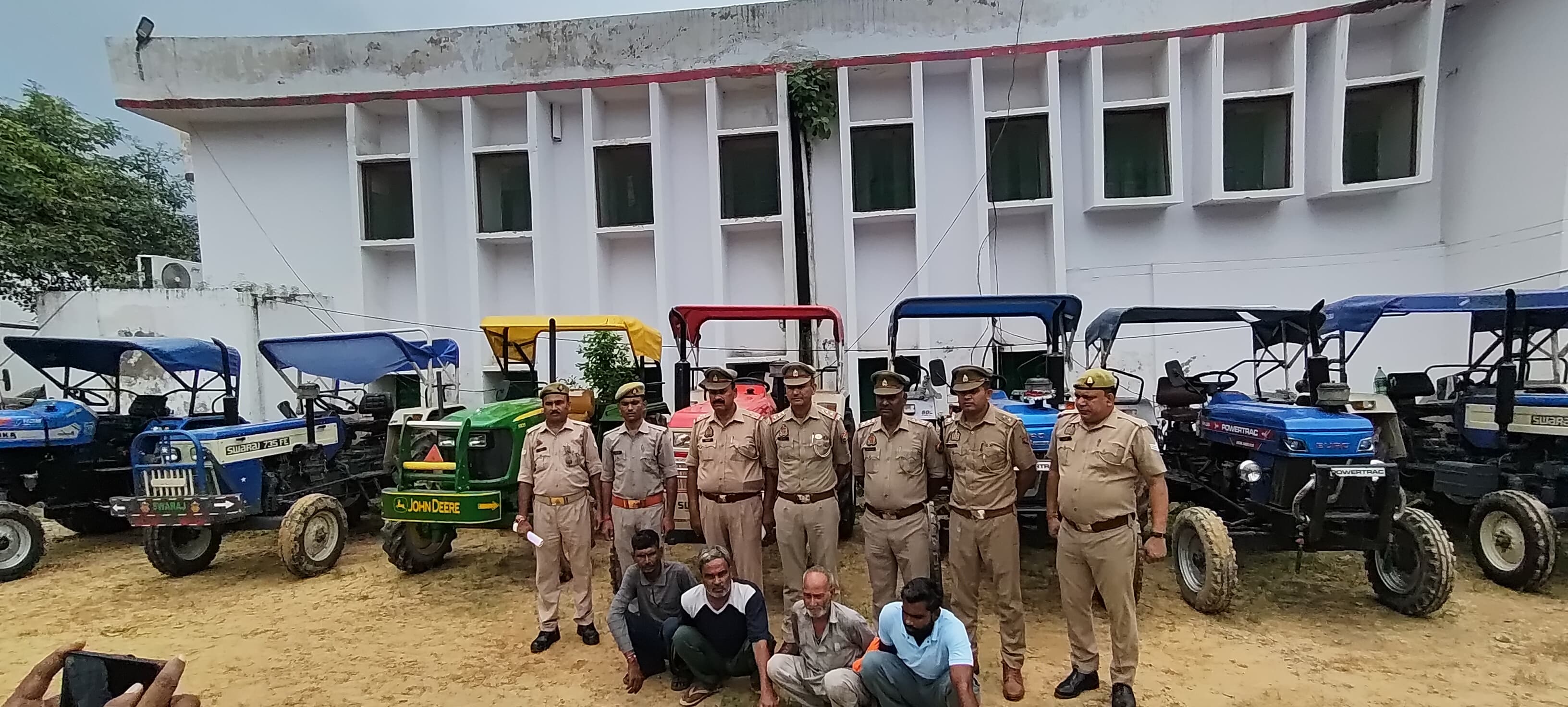 किसानो के साथ धोखाधडी पर चोरी गये ट्रैक्टरो की बरामदी एवं चार अभियुक्त दबोचे