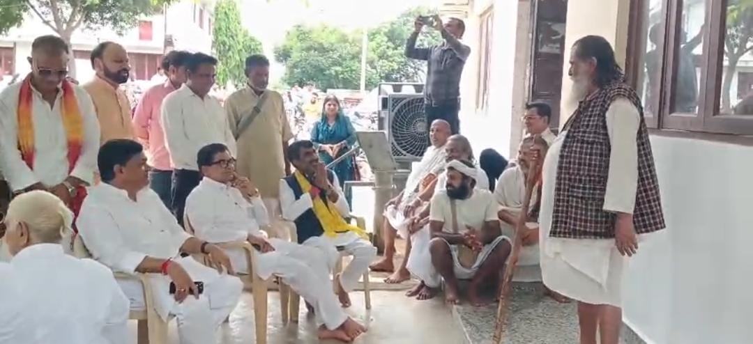 सपा के राष्ट्रीय महासचिव प्रोफेसर रामगोपाल यादव गोवर्धन स्थित आश्रम पहुंचे