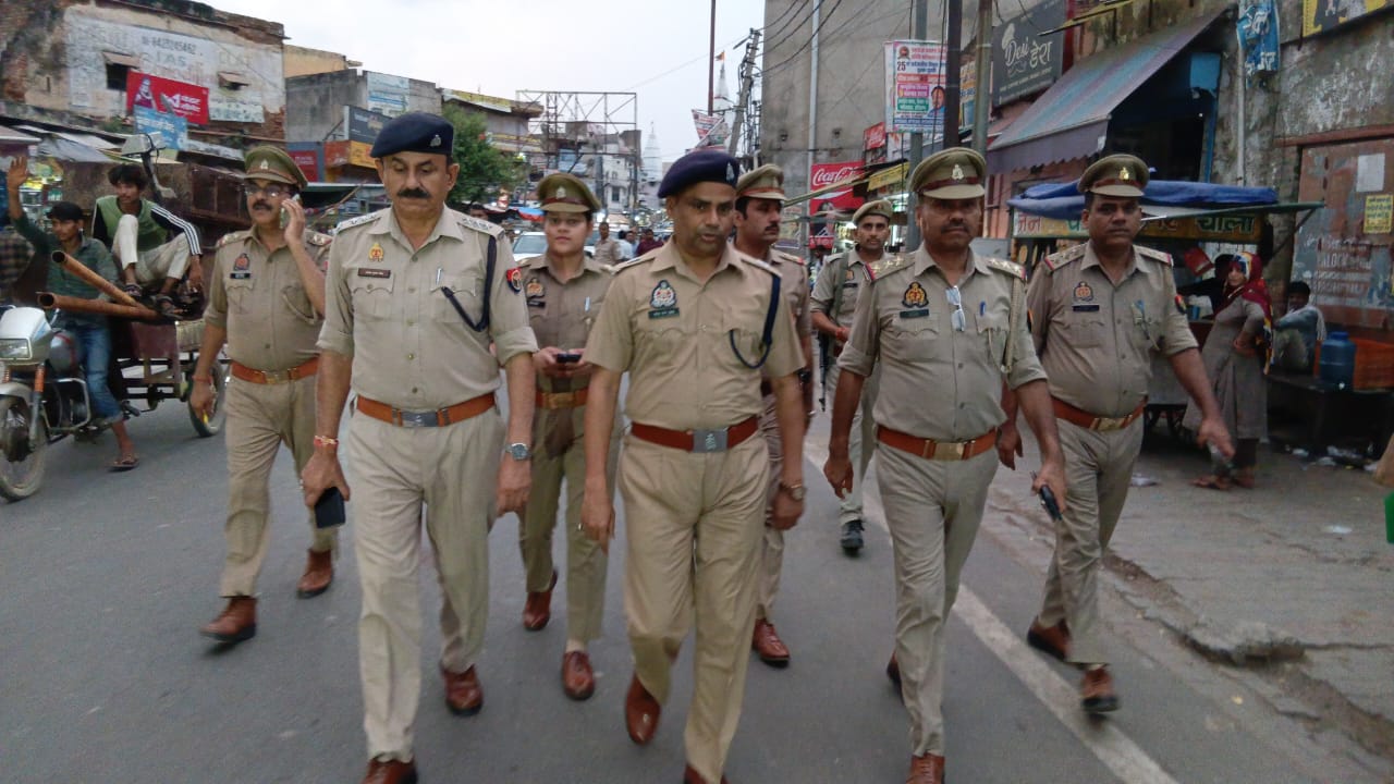 स्वतंत्रता दिवस और जन्माष्टमी पर्व  को लेकर अपर पुलिस अधीक्षक ग्रामीण सुरेश चंद्र रावत ने क्षेत्र में की पैदल गस्त