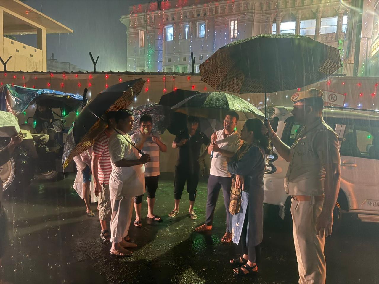 मूसलाधार बारिश के बाद प्रशासन अलर्ट, मंडलायुक्त व नगर आयुक्त ने किया रात में निरीक्षण