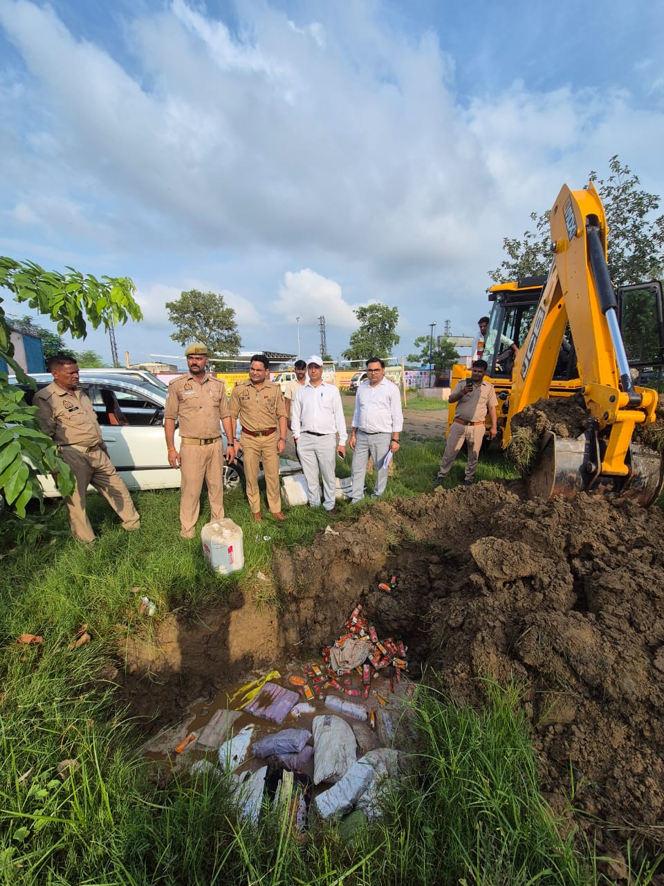 रिफाइनरी पुलिस ने 41 मालो की करीब 285 लीटर देशी शराब नगीना ब्रान्ड को मा0 न्यायालय के आदेशानुसार विनिष्ट कराया गया