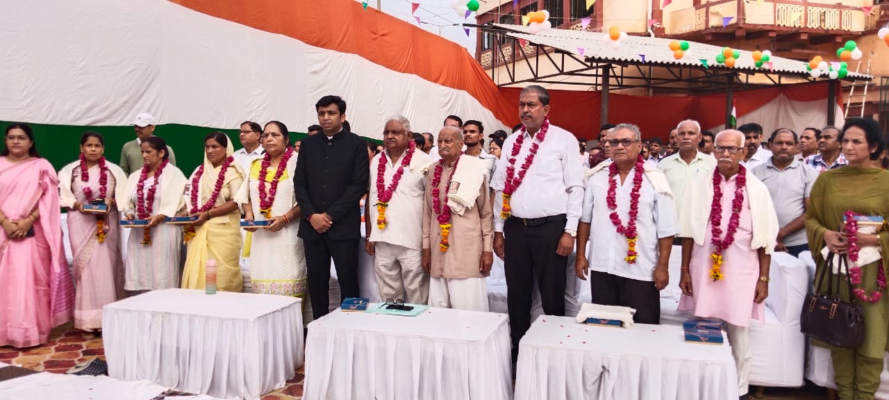 79वें स्वतंत्रता दिवस पर जिलाधिकारी श्री अरविन्द मल्लप्पा बंगारी जी ने फहराया तिरंगा