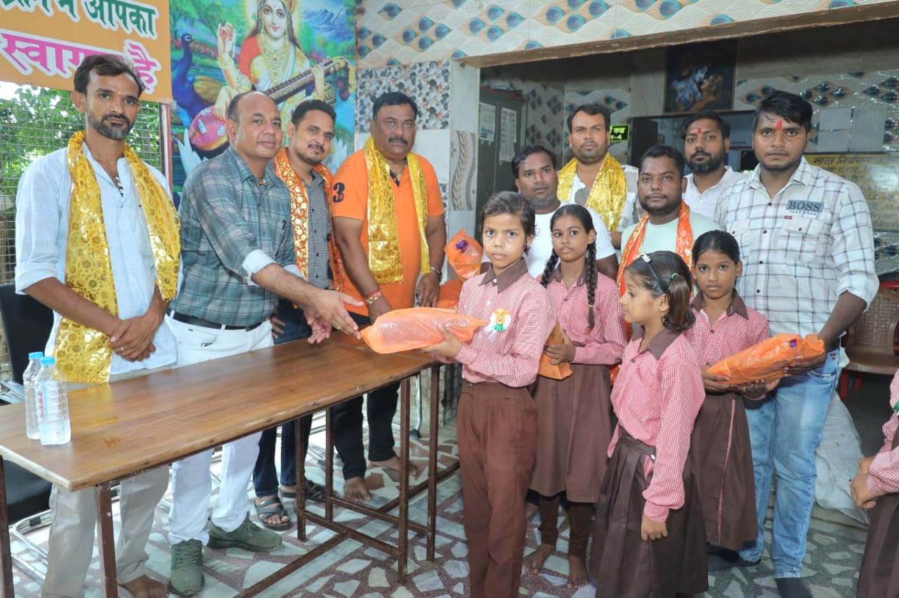 स्वतंत्रता दिवस पर प्राथमिक विद्यालय हरिपुरा में बच्चों को उपहार पाकर खिल उठे चेहरे