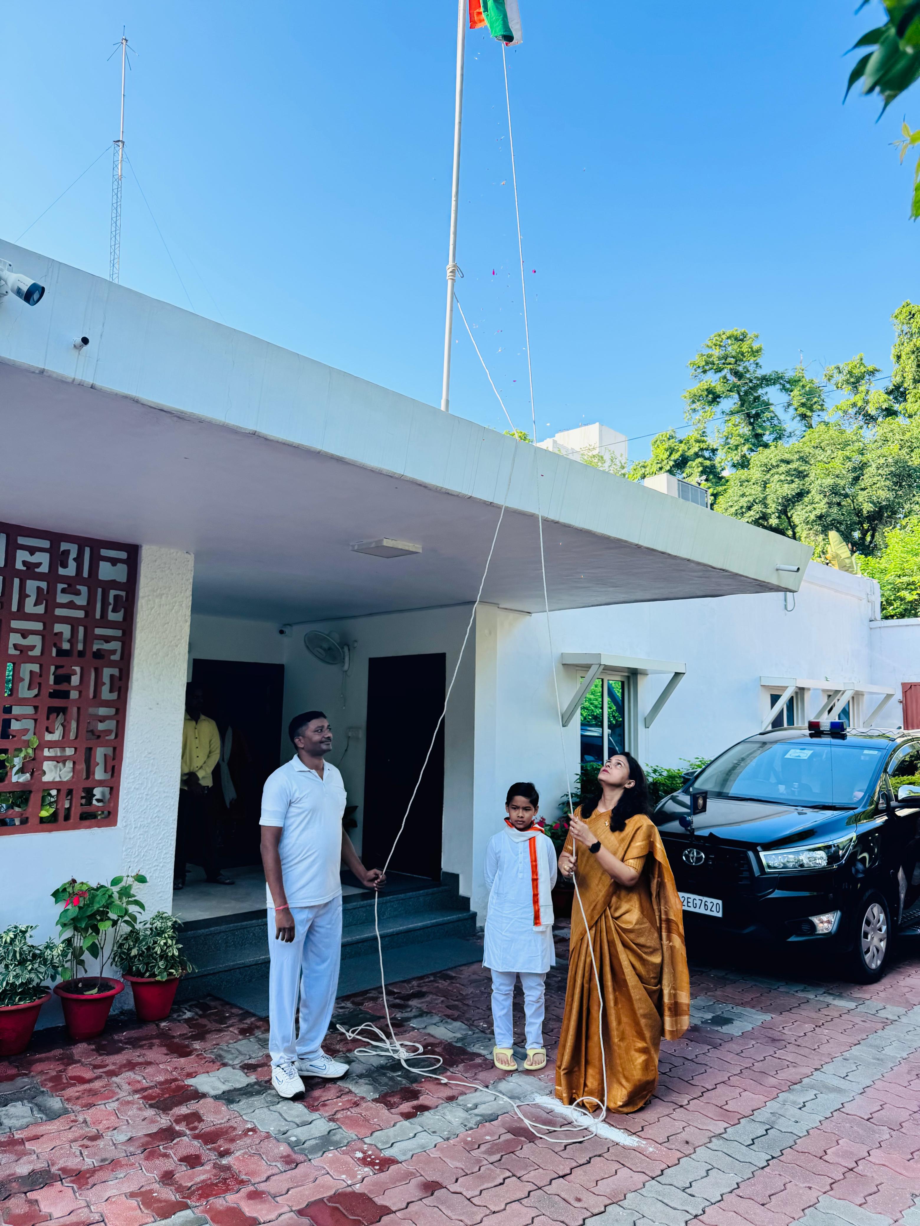 स्वतंत्रता दिवस के अवसर पर आयुक्त कार्यालय में मंडलायुक्त द्वारा किया ध्वजारोहण