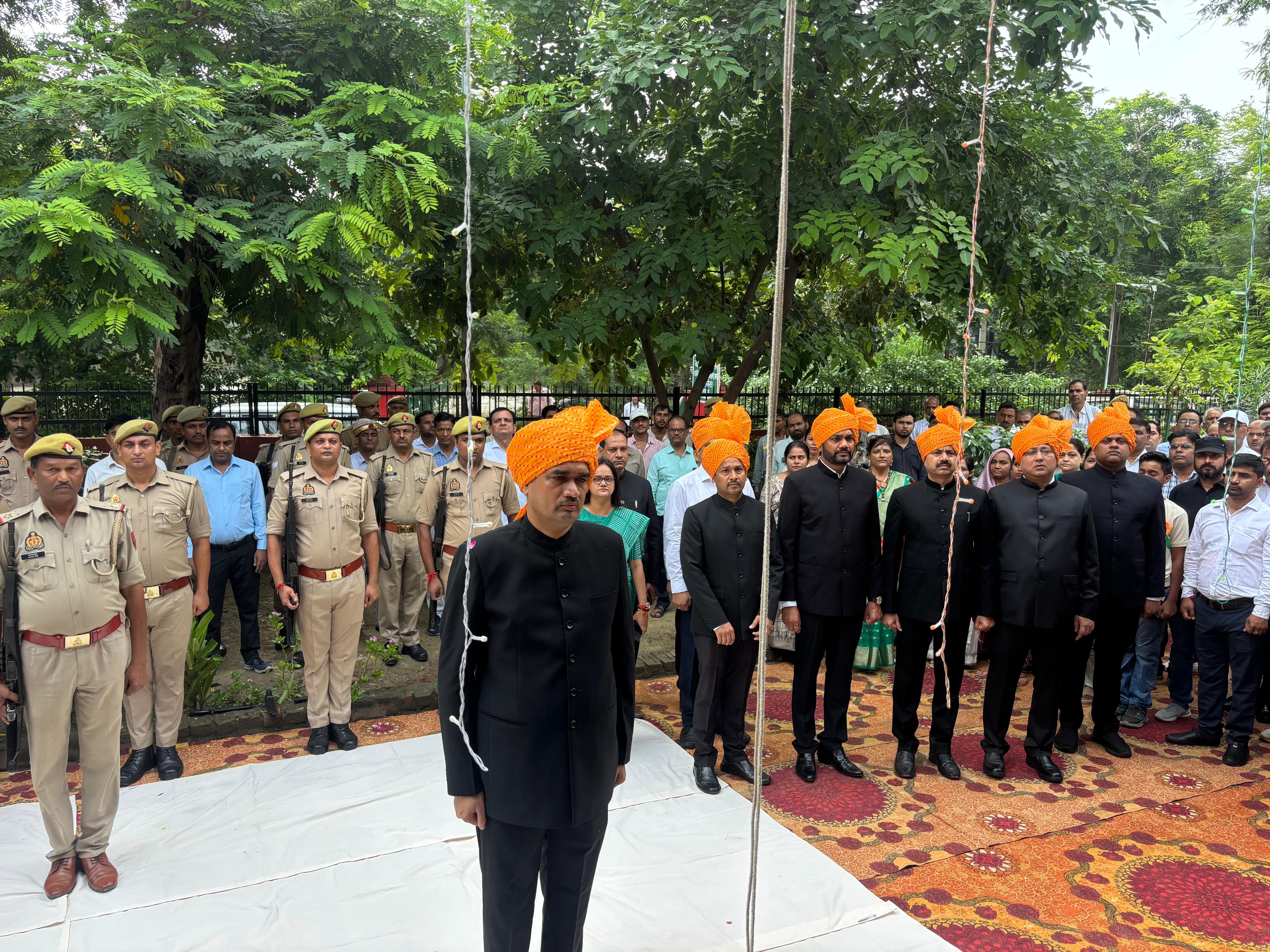 जिलाधिकारी चंद्र प्रकाश सिंह ने कलेक्ट्रेट में किया ध्वजारोहण