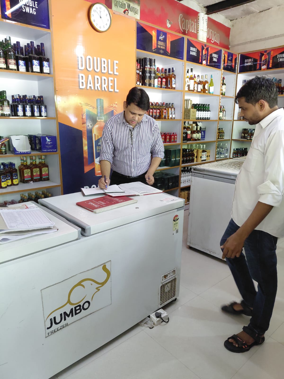 जिलाअधिकारी एवं जिला अबकारी अधिकारी निर्देशन मे कम्पोजिट दुकानों का औचक निरीक्षण