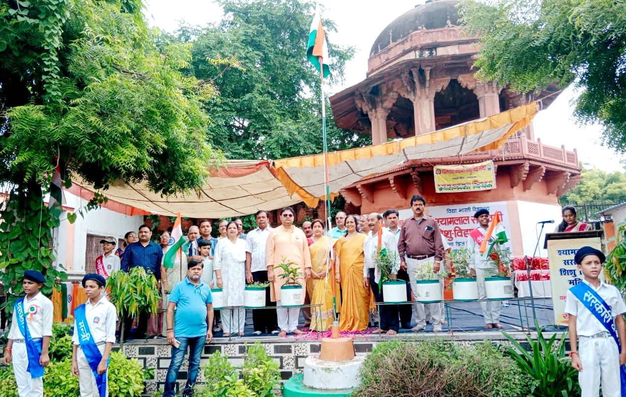 भाविप समर्पण ने किया स्कुल में ध्वजारोहण