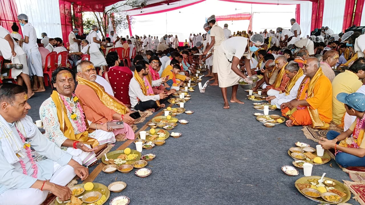 संत प्रेमानंद महाराज ने कराई बृजवासी ब्राह्मणों की प्रसादी