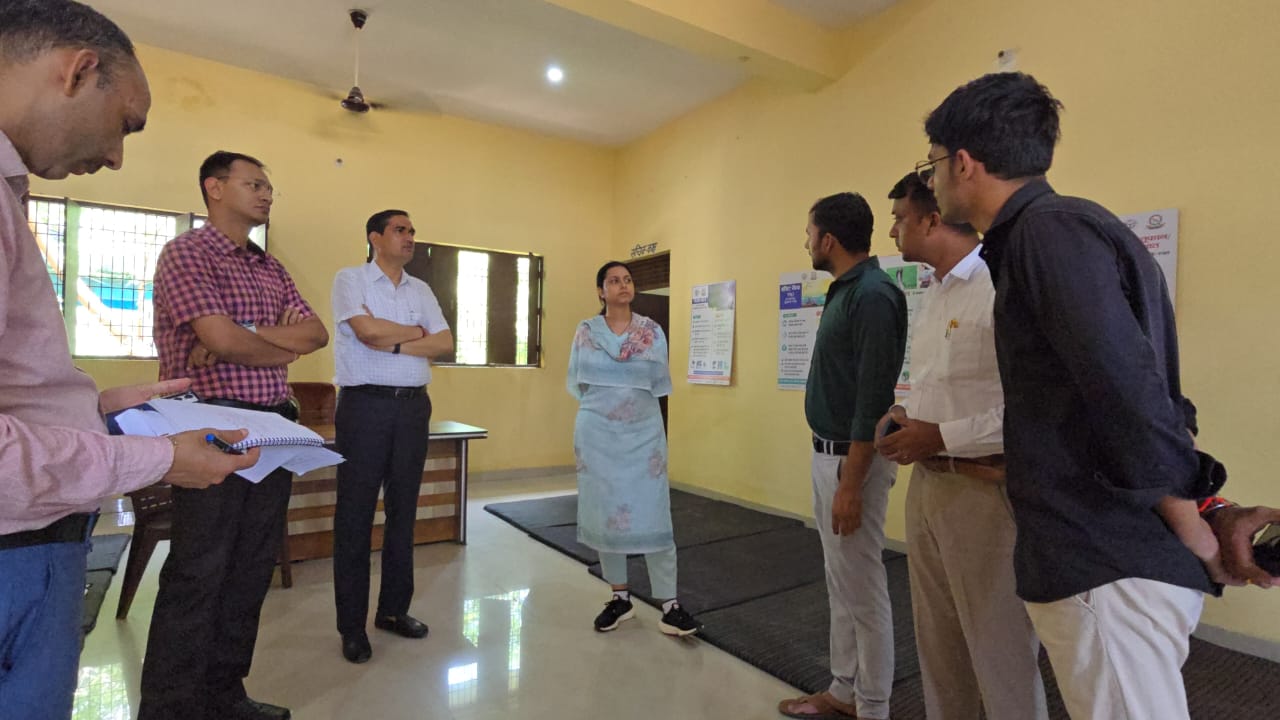 जिलाधिकारी ने तहसील मांट के ग्राम पंचायत डाँगौली में स्थापित बाढ़ चौकी का किया निरीक्षण