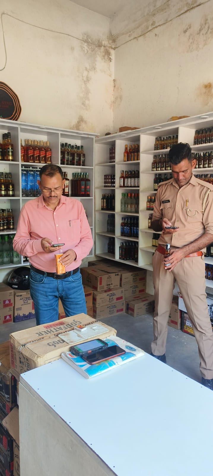 जिला अबकारी अधिकारी निर्देशन मे देशी . एवं कम्पोजिट दुकानों का निरीक्षण किया