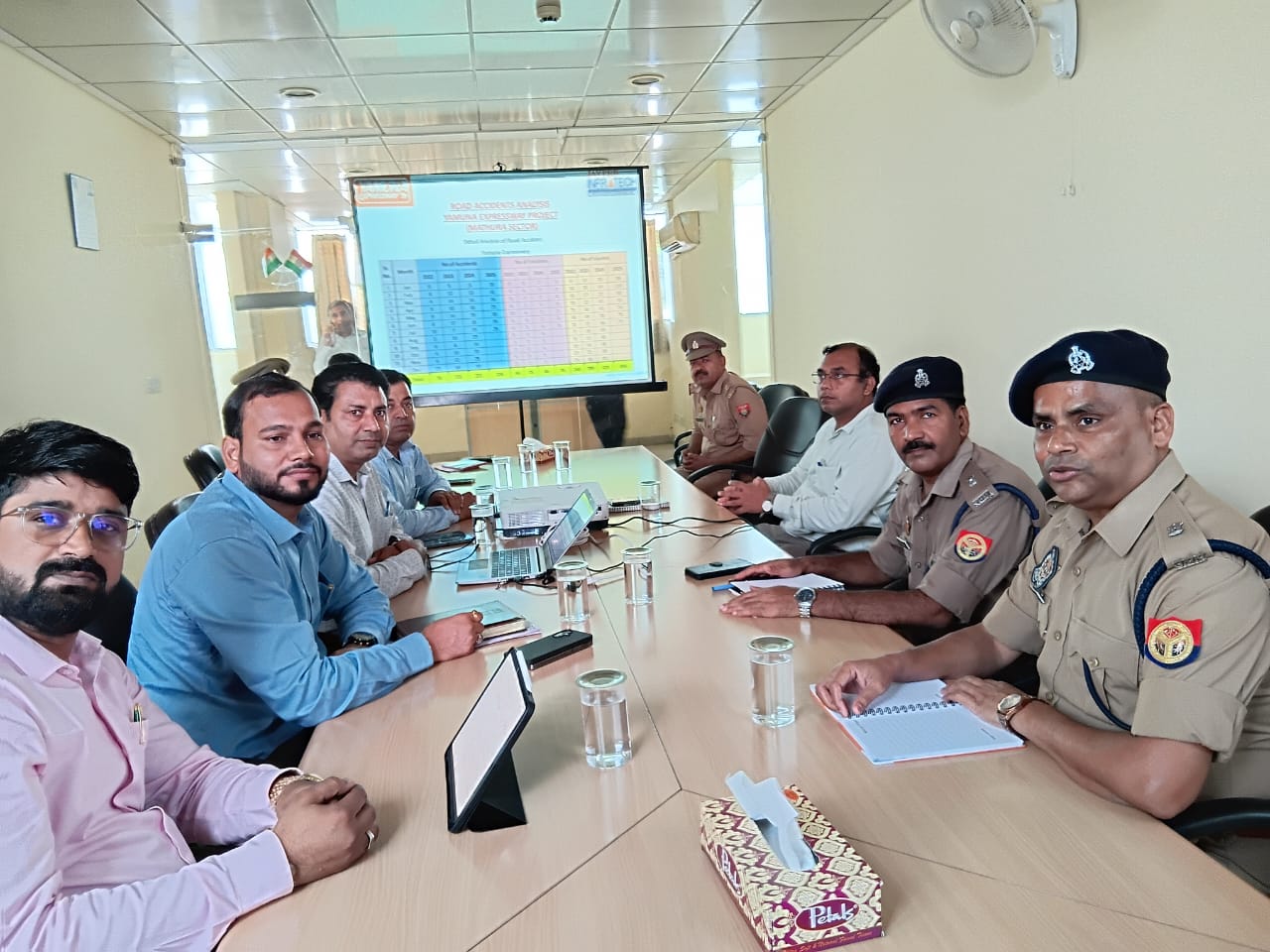 यमुना एक्सप्रेसवे पर सड़क दुर्घटनाओं को रोकने के संबंध में एक्सप्रेसवे प्राधिकरण के अधिकारियों व पुलिस अधिकारियों के मध्य संयुक्त गोष्ठी