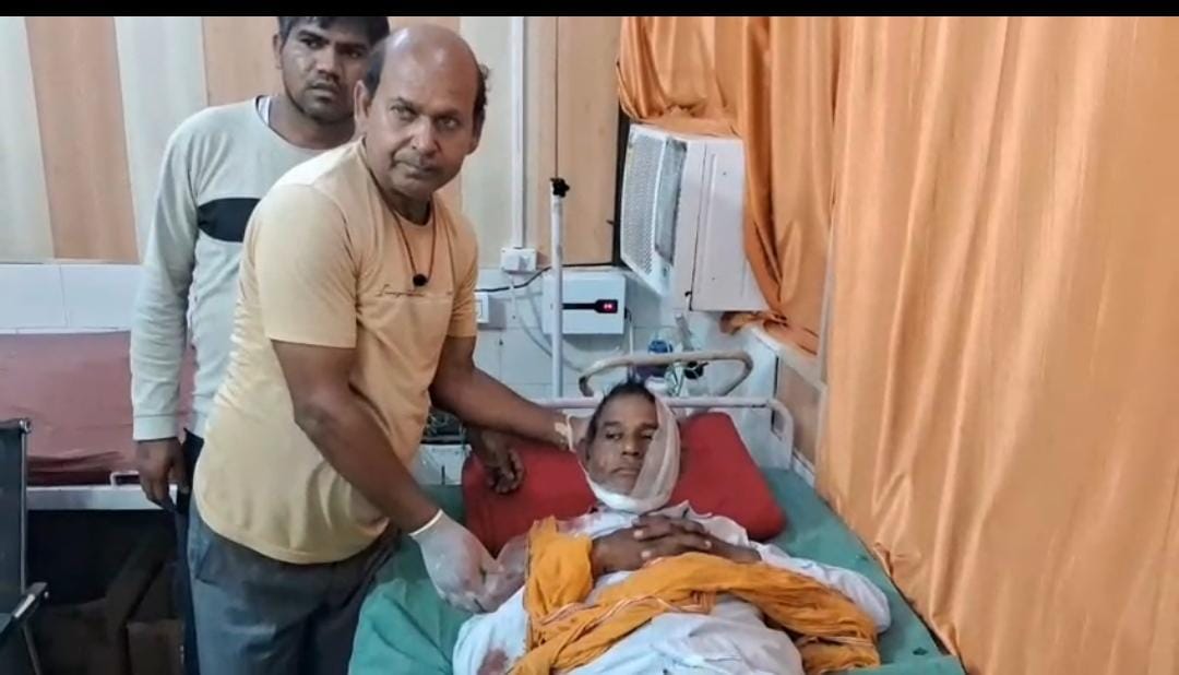 टेम्पो व ई रिक्शा की आमने सामने भिड़ंत मेँ दर्जन भर लोग हुये घायल
