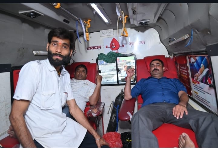 महात्मा हजारीलाल मेमोरियल ट्रस्ट के राष्ट्रीय अध्यक्ष अनुज शर्मा के जन्मदिवस के शुभ अवसर पर रक्तदान शिविर का आयोजन