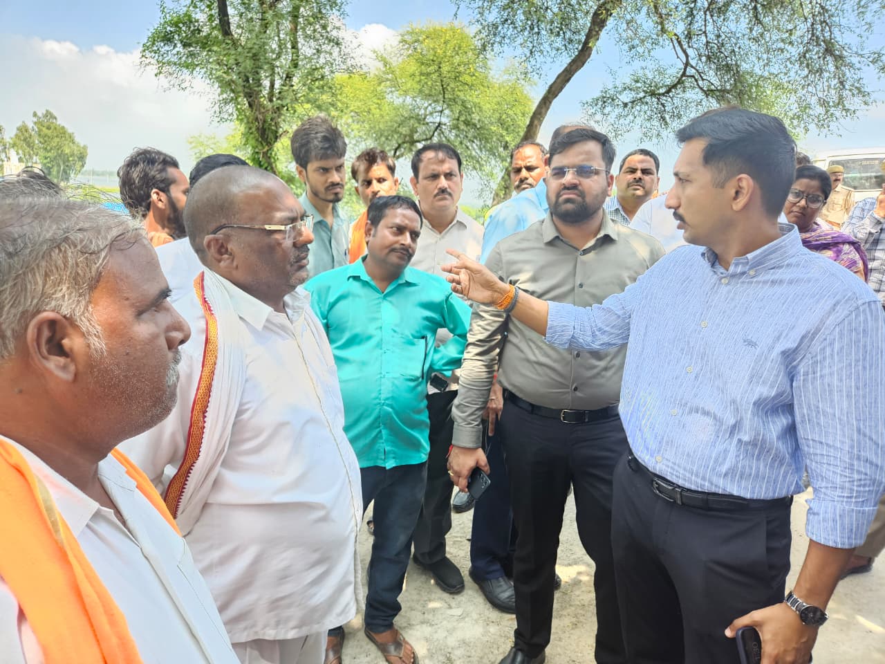 जिलाधिकारी विशाख जी0 द्वारा बाढ़ की स्थित एवं जल स्तर का लिया जायज़ा