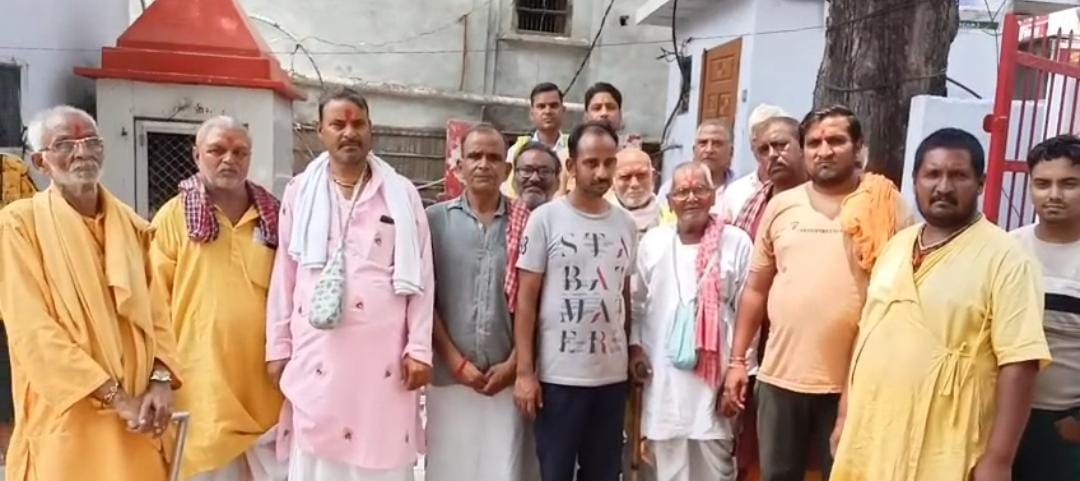 राधाकुंड पंडा समाज के लोगों ने लगाया बाहरी युवक और उसके पिता पर जबरन पैसे वसूलने का आरोप
