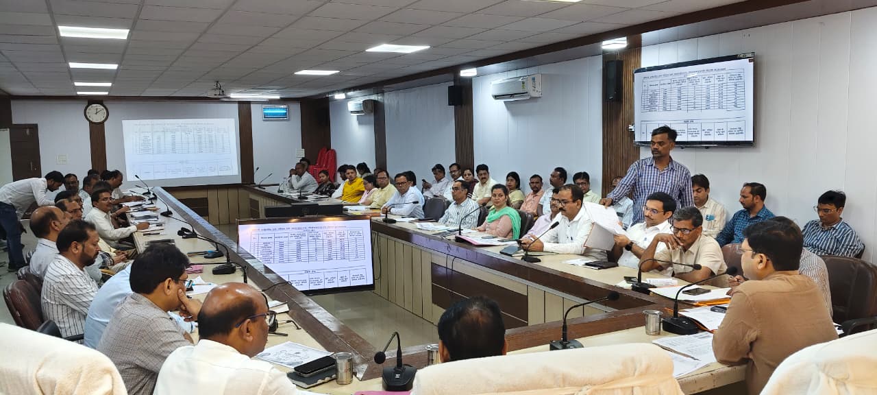 मुख्य विकास अधिकारी  की अध्यक्षता मे कलेक्ट्रेट सभागार कक्ष मे  डैशबोर्ड महत्वपूर्ण बैठक