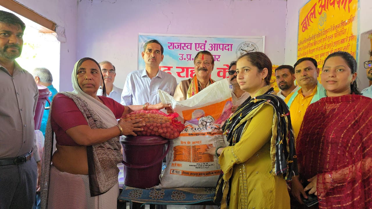 प्रशासन के द्वारा बाढ़ प्रभावित परिवारों को वितरण की राहत सामग्री