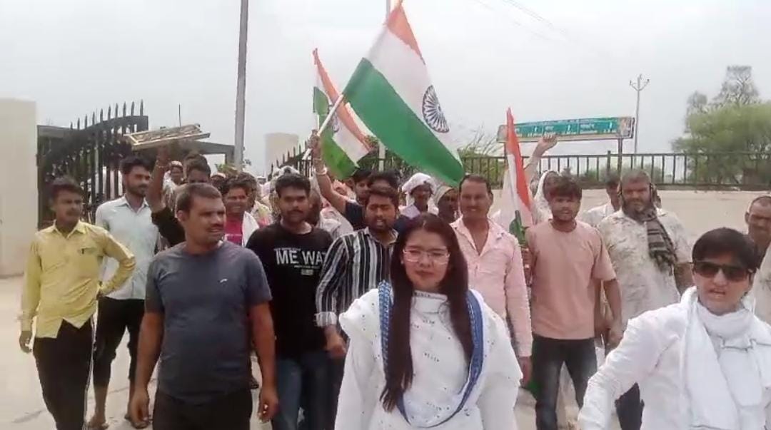 गाँव मेँ पानी की निकासी न होने से गुस्साए किसानों ने किया तहसील का घेराव